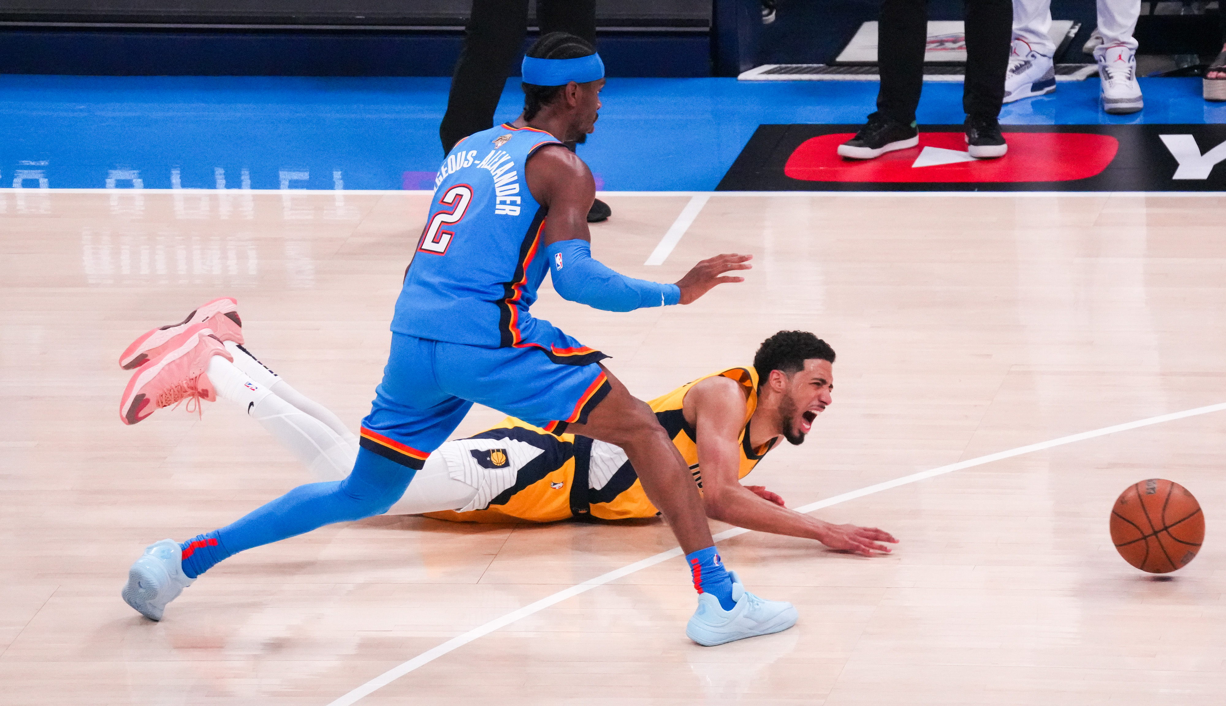 全球篮球赛中发生激烈争夺，胜负悬念