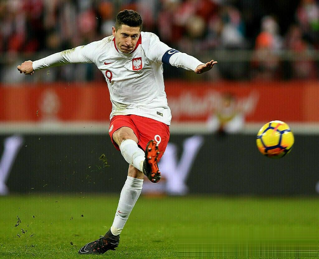 波兰队在与乌拉圭队的比赛中获得胜利晋级