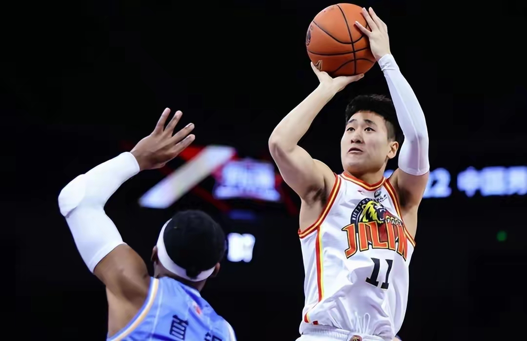 辽宁队轻松战胜福建队，保持领先位置