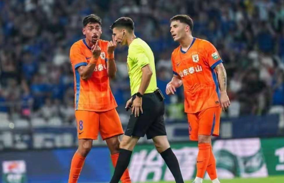 包含争议判罚引发轰动！裁判执法遭到球员和教练抗议的词条