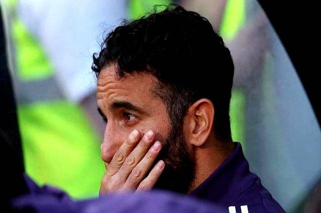 主教练突然请辞，球队管理层抉择困难的简单介绍