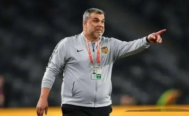 主教练突然请辞，球队管理层抉择困难的简单介绍