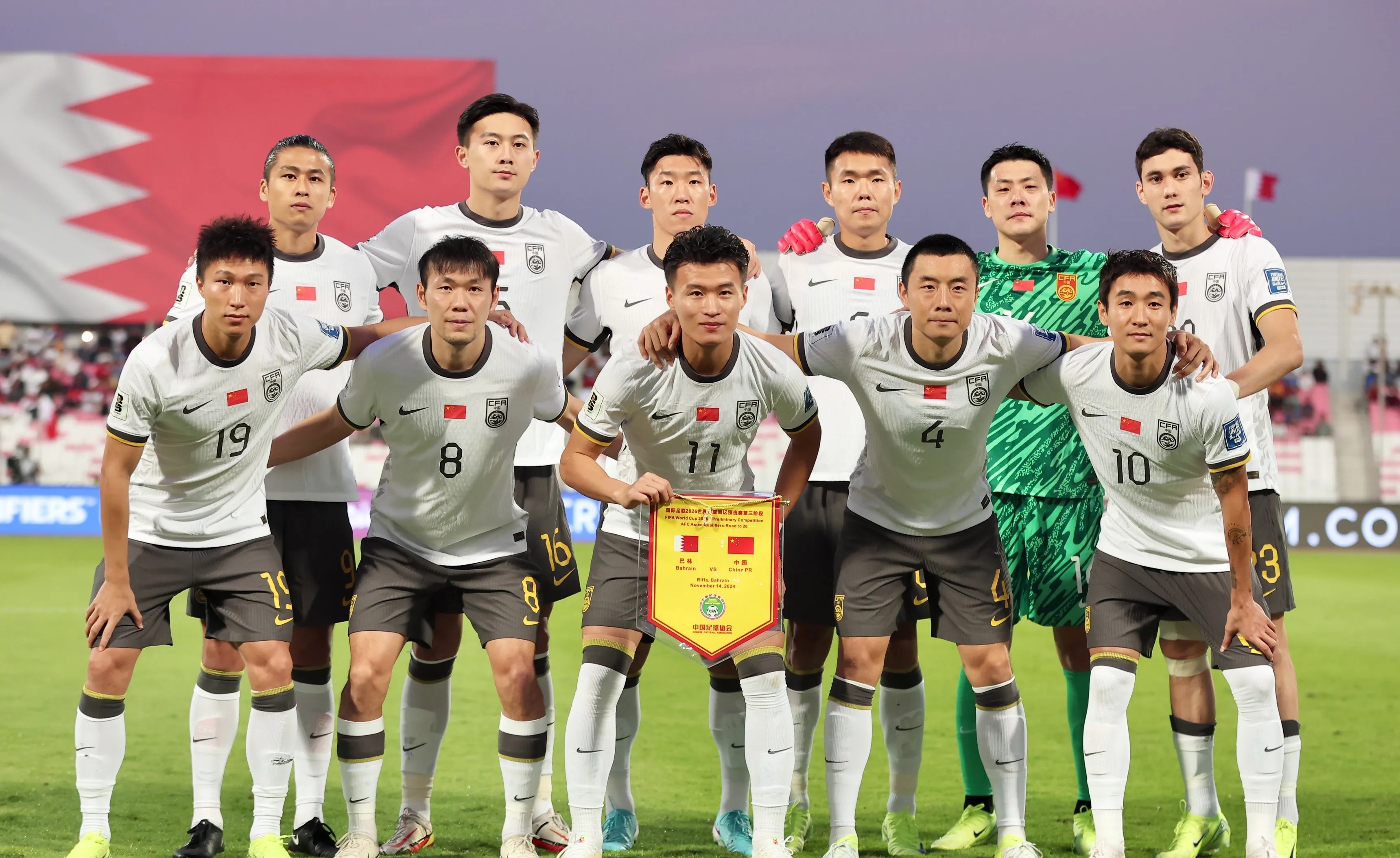 赛场上空悬悬念：球队团结协作赢得胜利的简单介绍