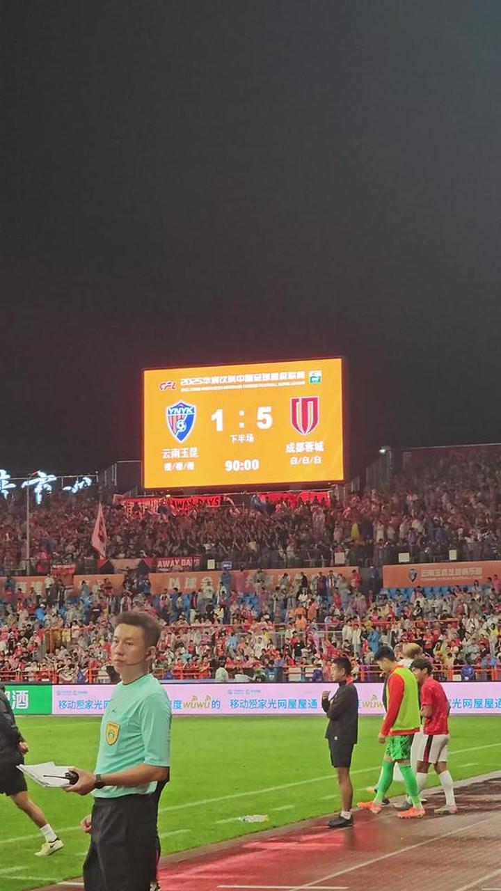 足球赛场上一场精彩对决吸引众多观众目光，现场气氛顿时热烈