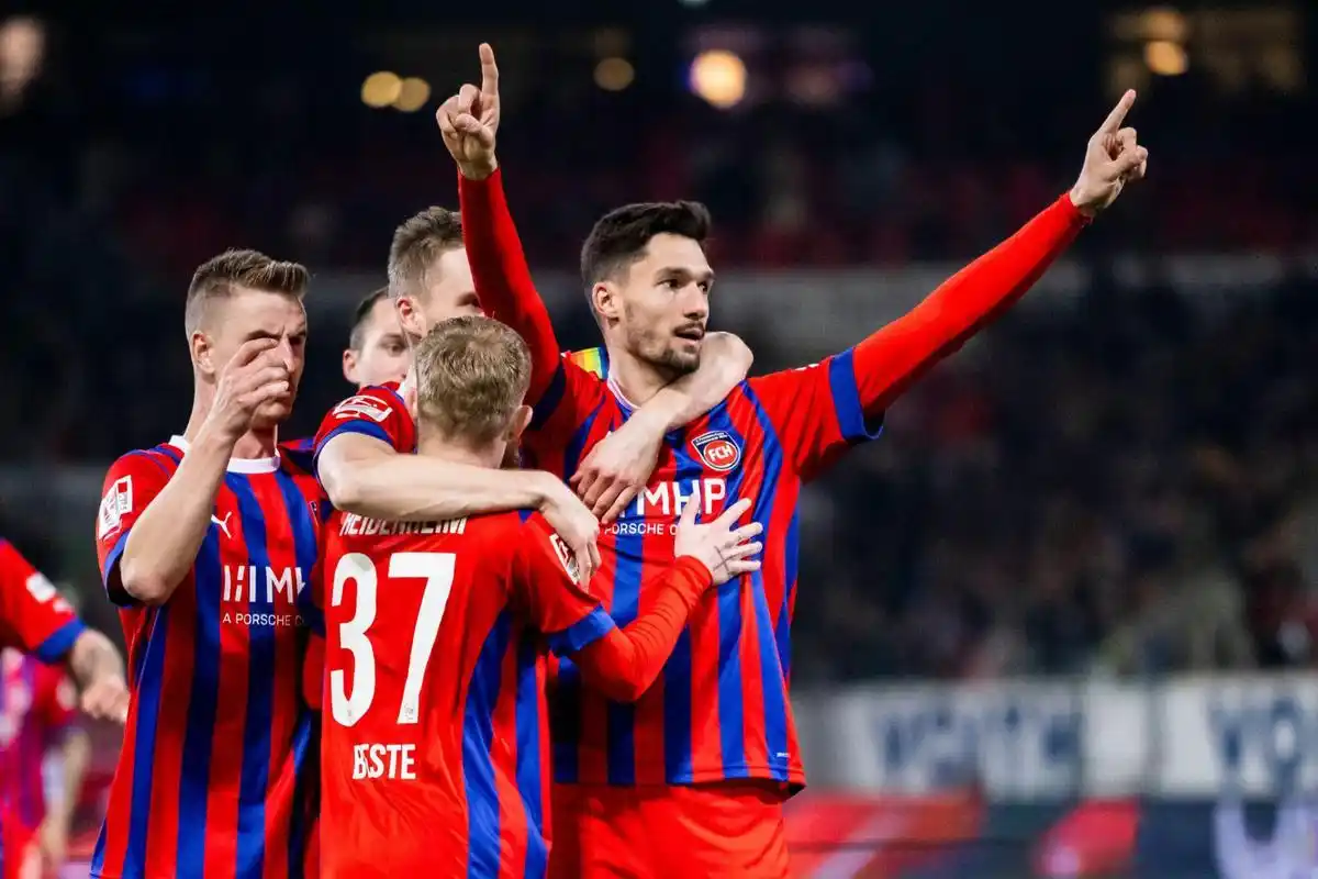 包含霍芬海姆队主场获得一场关键胜利的词条