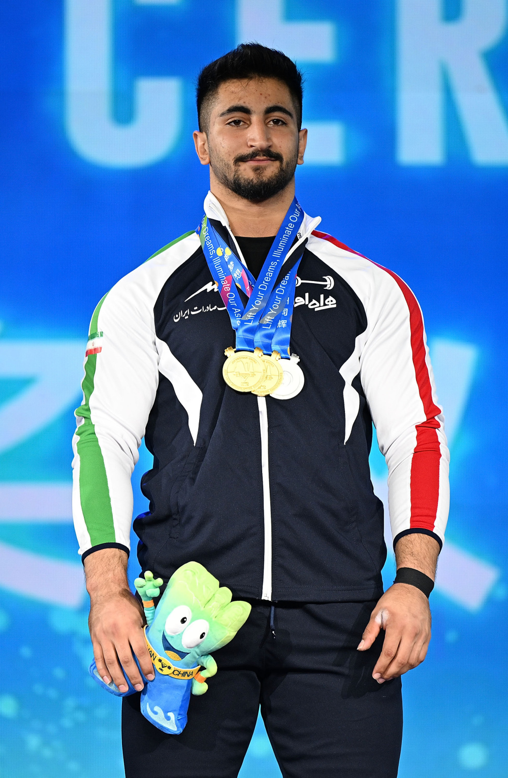 关于泰国运动员在举重赛中一举夺冠，实力惊人的信息