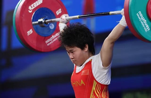 关于泰国运动员在举重赛中一举夺冠，实力惊人的信息